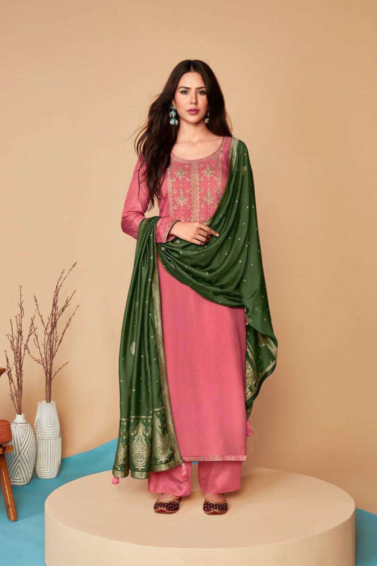 Evening-Ready Shalwar Kameez Women in Soft Pink