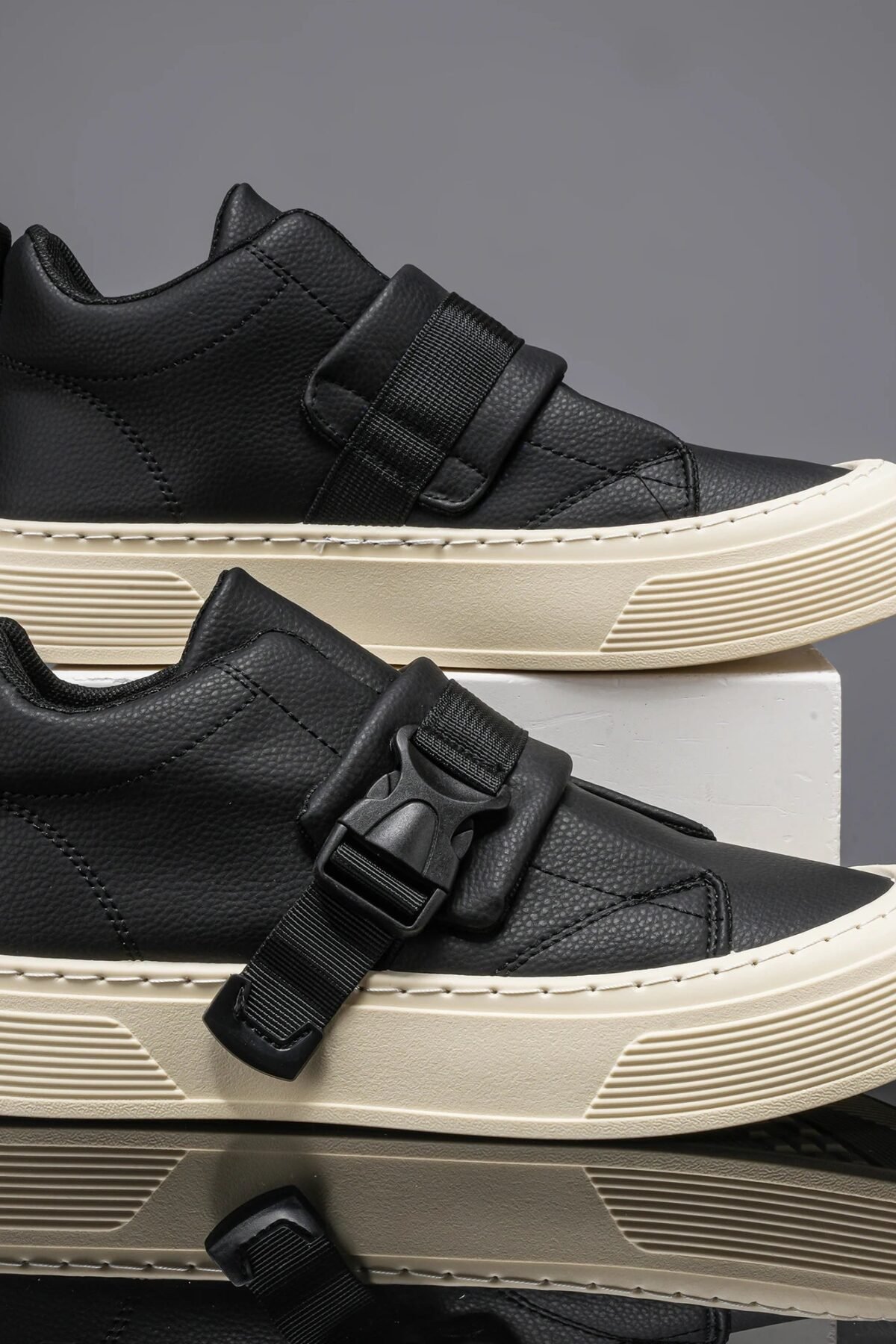 Vantage Low-Top Sneaker